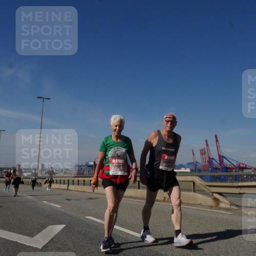 03.10.2025 - Köhlbrandbrückenlauf Matties Gatica Varas http://msf.ph/oto/9009968 03.10.2025 13:08:02 Position 2 6165, 6164 meine-sportfotos.de