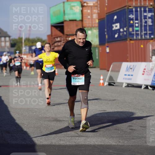03.10.2025 - Köhlbrandbrückenlauf Michael Burmester http://msf.ph/oto/9009973 03.10.2025 10:10:59 Ziel 1149, 1151, 1229, 1286, 1945, 2381, 2711, 3334, 3352, 3410, 3653, 3808 meine-sportfotos.de