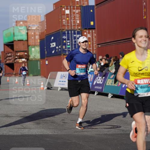 03.10.2025 - Köhlbrandbrückenlauf Michael Burmester http://msf.ph/oto/9010048 03.10.2025 10:11:03 Ziel 1149, 1286, 3011, 3334, 3653 meine-sportfotos.de