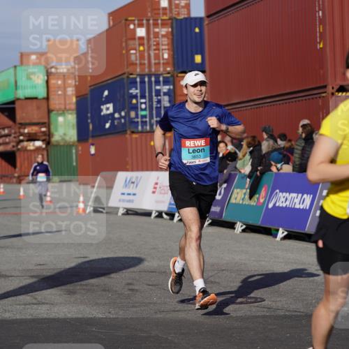 03.10.2025 - Köhlbrandbrückenlauf Michael Burmester http://msf.ph/oto/9010065 03.10.2025 10:11:03 Ziel 1149, 1286, 3011, 3334, 3653 meine-sportfotos.de