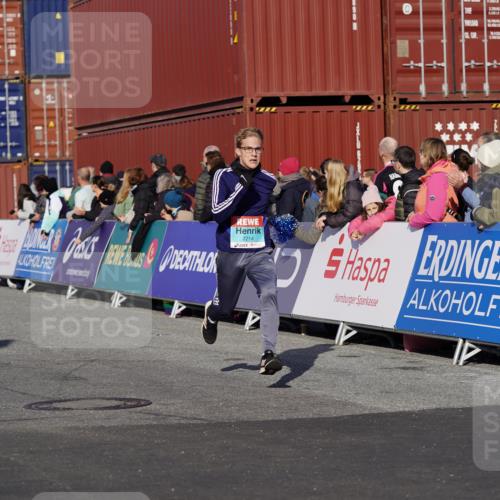 03.10.2025 - Köhlbrandbrückenlauf Michael Burmester http://msf.ph/oto/9010125 03.10.2025 10:11:09 Ziel 1844, 2214, 3011, 3167, 3542, 3653 meine-sportfotos.de