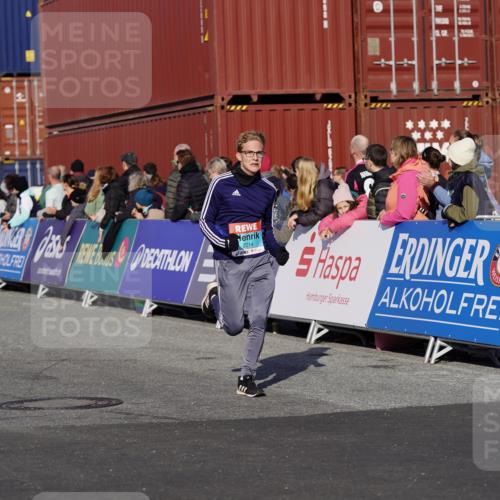 03.10.2025 - Köhlbrandbrückenlauf Michael Burmester http://msf.ph/oto/9010134 03.10.2025 10:11:09 Ziel 1844, 2214, 3011, 3167, 3542, 3653 meine-sportfotos.de