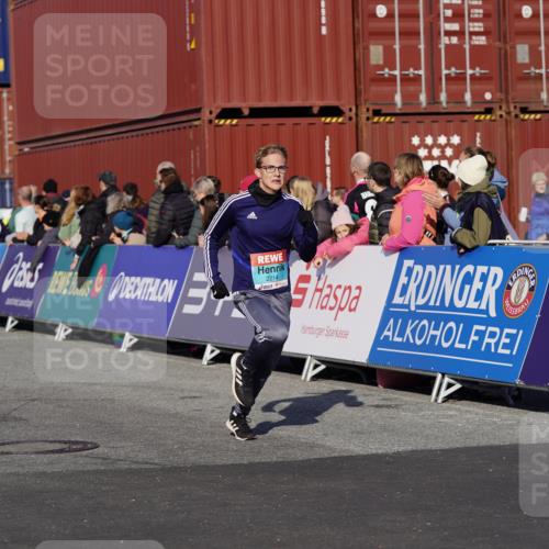 03.10.2025 - Köhlbrandbrückenlauf Michael Burmester http://msf.ph/oto/9010142 03.10.2025 10:11:09 Ziel 1844, 2214, 3011, 3167, 3542, 3653 meine-sportfotos.de