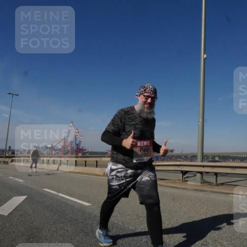 03.10.2025 - Köhlbrandbrückenlauf Matties Gatica Varas http://msf.ph/oto/9010231 03.10.2025 13:09:53 Position 2 6123 meine-sportfotos.de
