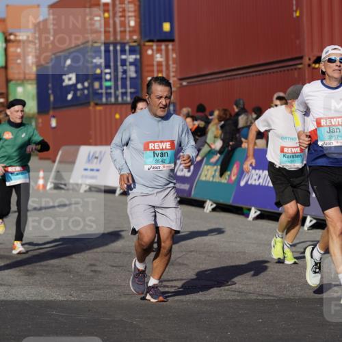 03.10.2025 - Köhlbrandbrückenlauf Michael Burmester http://msf.ph/oto/9010249 03.10.2025 10:11:15 Ziel 1341, 1844, 2214, 2939, 3119, 3120, 3121, 3167, 3238, 3445, 3542 meine-sportfotos.de