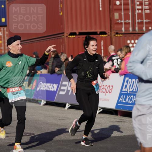03.10.2025 - Köhlbrandbrückenlauf Michael Burmester http://msf.ph/oto/9010278 03.10.2025 10:11:17 Ziel 1341, 1844, 2214, 2215, 2881, 2939, 3119, 3120, 3121, 3167, 3202, 3238, 3445, 3542 meine-sportfotos.de