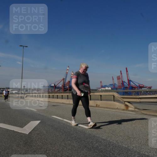 03.10.2025 - Köhlbrandbrückenlauf Matties Gatica Varas http://msf.ph/oto/9010305 03.10.2025 13:10:06 Position 2 118 meine-sportfotos.de