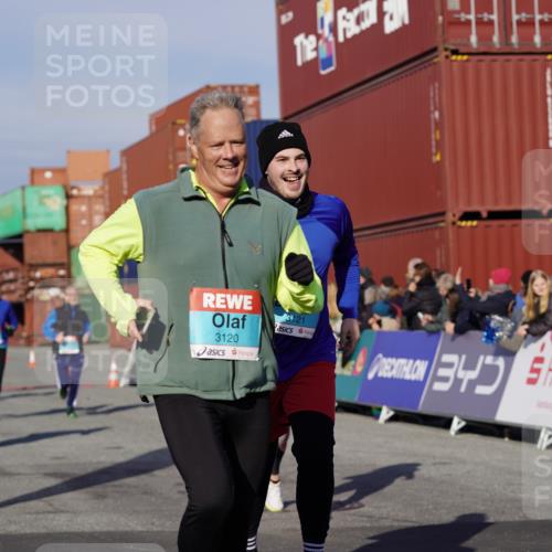 03.10.2025 - Köhlbrandbrückenlauf Michael Burmester http://msf.ph/oto/9010312 03.10.2025 10:11:19 Ziel 1341, 1871, 2215, 2881, 2939, 2941, 3119, 3120, 3121, 3167, 3202, 3238, 3445, 3528, 3542 meine-sportfotos.de