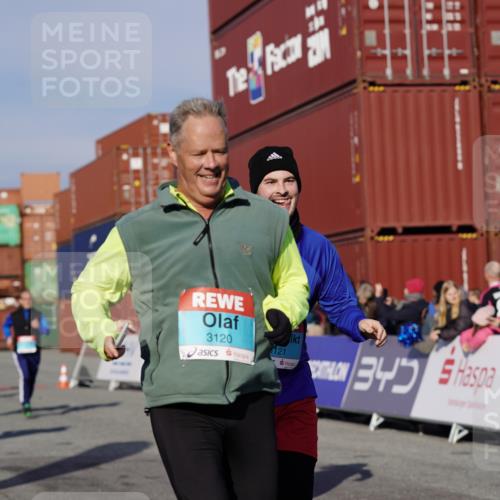 03.10.2025 - Köhlbrandbrückenlauf Michael Burmester http://msf.ph/oto/9010326 03.10.2025 10:11:19 Ziel 1341, 1871, 2215, 2881, 2939, 2941, 3119, 3120, 3121, 3167, 3202, 3238, 3445, 3528, 3542 meine-sportfotos.de