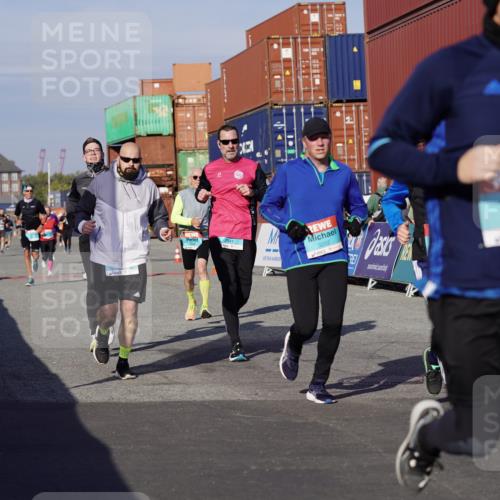 03.10.2025 - Köhlbrandbrückenlauf Michael Burmester http://msf.ph/oto/9010382 03.10.2025 10:11:23 Ziel 1679, 1871, 2215, 2256, 2881, 2939, 2941, 3119, 3120, 3121, 3202, 3445, 3528 meine-sportfotos.de