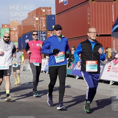 03.10.2025 - Köhlbrandbrückenlauf Michael Burmester http://msf.ph/oto/9010400 03.10.2025 10:11:24 Ziel 1679, 1871, 2215, 2256, 2881, 2941, 3119, 3120, 3121, 3202, 3445, 3528 meine-sportfotos.de