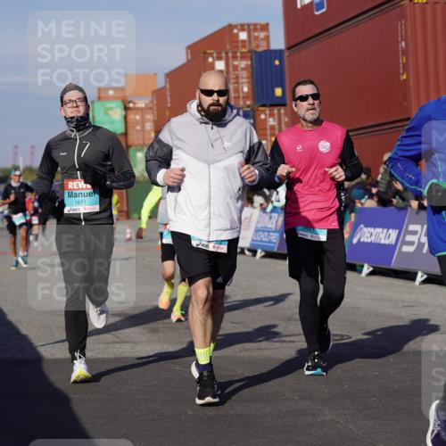 03.10.2025 - Köhlbrandbrückenlauf Michael Burmester http://msf.ph/oto/9010416 03.10.2025 10:11:25 Ziel 1679, 1871, 2215, 2256, 2881, 2941, 3119, 3202, 3445, 3524, 3528 meine-sportfotos.de