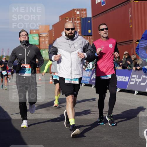 03.10.2025 - Köhlbrandbrückenlauf Michael Burmester http://msf.ph/oto/9010424 03.10.2025 10:11:25 Ziel 1679, 1871, 2215, 2256, 2881, 2941, 3119, 3202, 3445, 3524, 3528 meine-sportfotos.de