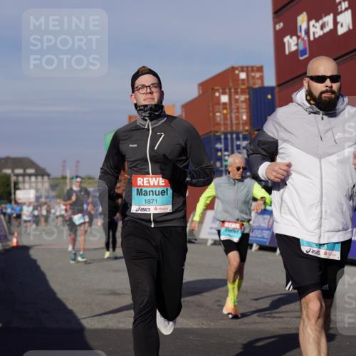 03.10.2025 - Köhlbrandbrückenlauf Michael Burmester http://msf.ph/oto/9010433 03.10.2025 10:11:25 Ziel 1679, 1871, 2215, 2256, 2881, 2941, 3119, 3202, 3445, 3524, 3528 meine-sportfotos.de