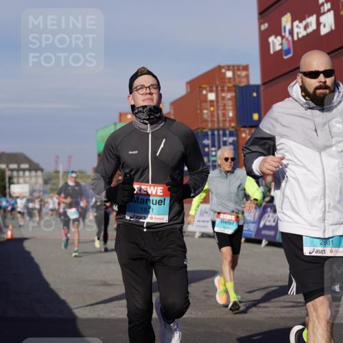 03.10.2025 - Köhlbrandbrückenlauf Michael Burmester http://msf.ph/oto/9010441 03.10.2025 10:11:25 Ziel 1679, 1871, 2215, 2256, 2881, 2941, 3119, 3202, 3445, 3524, 3528 meine-sportfotos.de