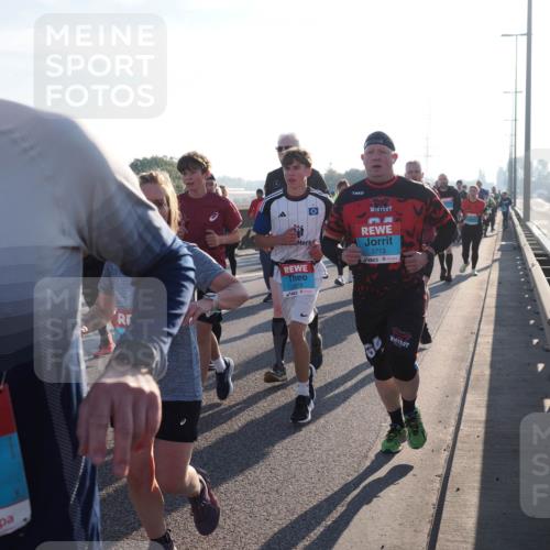 03.10.2025 - Köhlbrandbrückenlauf Fabian Wolf http://msf.ph/oto/9010475 03.10.2025 09:21:43 Position 3 2977, 3713, 2878 meine-sportfotos.de