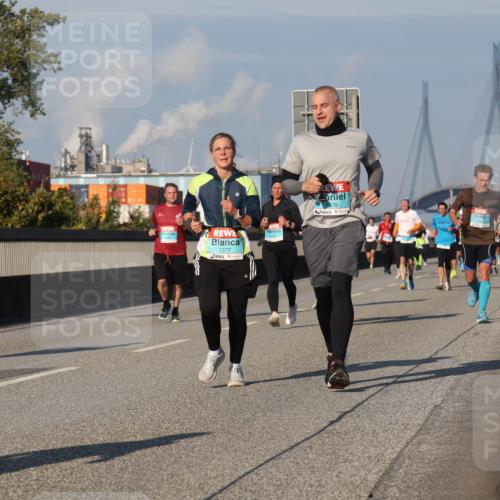 03.10.2025 - Köhlbrandbrückenlauf Luisa Fischer http://msf.ph/oto/9010546 03.10.2025 10:52:36 Position 3 2716, 1377, 1378 meine-sportfotos.de