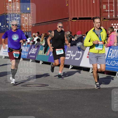 03.10.2025 - Köhlbrandbrückenlauf Michael Burmester http://msf.ph/oto/9010564 03.10.2025 10:11:34 Ziel 1435, 1522, 1679, 1768, 1921, 2256, 2786, 3406, 3524 meine-sportfotos.de