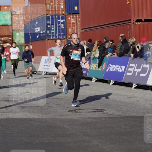 03.10.2025 - Köhlbrandbrückenlauf Michael Burmester http://msf.ph/oto/9010615 03.10.2025 10:11:36 Ziel 1108, 1206, 1233, 1435, 1522, 1768, 1921, 2387, 2786, 3208, 3406, 3524 meine-sportfotos.de