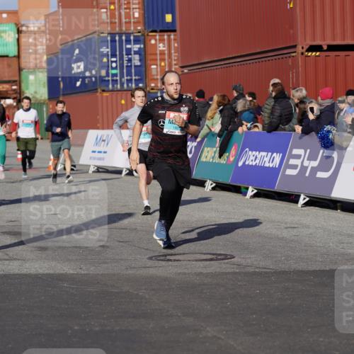 03.10.2025 - Köhlbrandbrückenlauf Michael Burmester http://msf.ph/oto/9010623 03.10.2025 10:11:36 Ziel 1108, 1206, 1233, 1435, 1522, 1768, 1921, 2387, 2786, 3208, 3406, 3524 meine-sportfotos.de