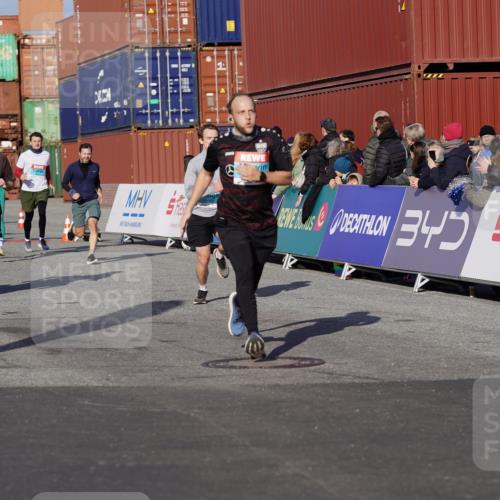 03.10.2025 - Köhlbrandbrückenlauf Michael Burmester http://msf.ph/oto/9010640 03.10.2025 10:11:36 Ziel 1108, 1206, 1233, 1435, 1522, 1768, 1921, 2387, 2786, 3208, 3406, 3524 meine-sportfotos.de