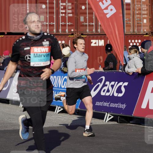03.10.2025 - Köhlbrandbrückenlauf Michael Burmester http://msf.ph/oto/9010654 03.10.2025 10:11:38 Ziel 1108, 1206, 1233, 1418, 1435, 1522, 1675, 1768, 1921, 2061, 2387, 2786, 3208, 3406 meine-sportfotos.de