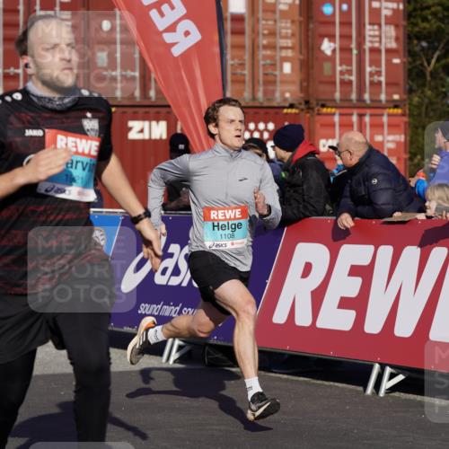 03.10.2025 - Köhlbrandbrückenlauf Michael Burmester http://msf.ph/oto/9010675 03.10.2025 10:11:38 Ziel 1108, 1206, 1233, 1418, 1435, 1522, 1675, 1768, 1921, 2061, 2387, 2786, 3208, 3406 meine-sportfotos.de