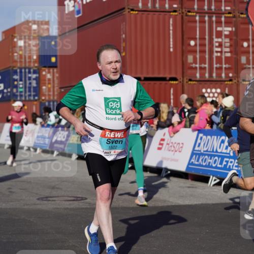 03.10.2025 - Köhlbrandbrückenlauf Michael Burmester http://msf.ph/oto/9010735 03.10.2025 10:11:40 Ziel 1108, 1206, 1233, 1350, 1418, 1435, 1522, 1675, 1768, 1921, 2061, 2387, 2730, 2786, 3208, 3406 meine-sportfotos.de