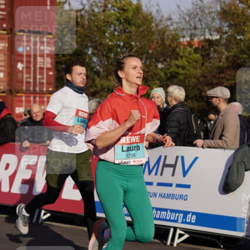 03.10.2025 - Köhlbrandbrückenlauf Michael Burmester http://msf.ph/oto/9010749 03.10.2025 10:11:42 Ziel 1108, 1206, 1233, 1350, 1418, 1522, 1675, 1921, 2061, 2387, 2730, 2786, 3208, 3394 meine-sportfotos.de