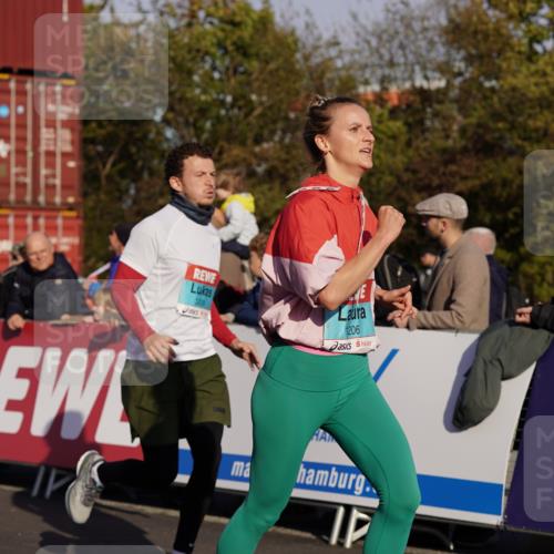 03.10.2025 - Köhlbrandbrückenlauf Michael Burmester http://msf.ph/oto/9010757 03.10.2025 10:11:42 Ziel 1108, 1206, 1233, 1350, 1418, 1522, 1675, 1921, 2061, 2387, 2730, 2786, 3208, 3394 meine-sportfotos.de