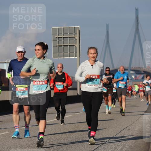 03.10.2025 - Köhlbrandbrückenlauf Luisa Fischer http://msf.ph/oto/9010784 03.10.2025 10:52:56 Position 3 3300, 3797, 1395 meine-sportfotos.de