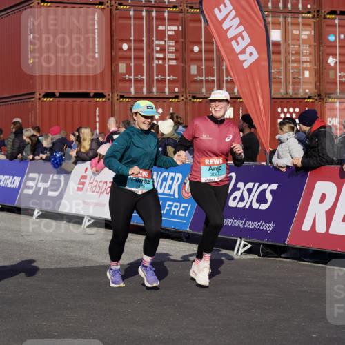 03.10.2025 - Köhlbrandbrückenlauf Michael Burmester http://msf.ph/oto/9010793 03.10.2025 10:11:43 Ziel 1108, 1206, 1233, 1350, 1418, 1501, 1512, 1522, 1675, 1921, 2061, 2387, 2730, 2786, 3208, 3394, 3711 meine-sportfotos.de