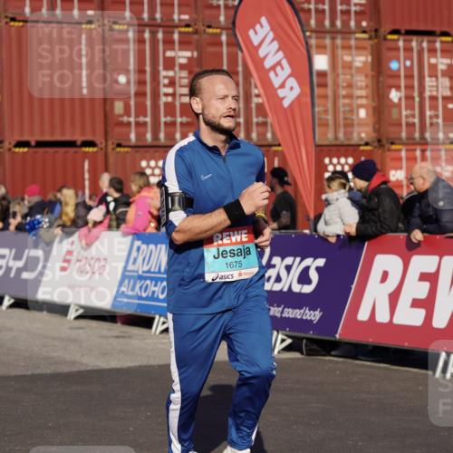 03.10.2025 - Köhlbrandbrückenlauf Michael Burmester http://msf.ph/oto/9010843 03.10.2025 10:11:45 Ziel 1108, 1206, 1233, 1350, 1418, 1501, 1512, 1675, 2061, 2387, 2730, 2786, 3208, 3394, 3711, 3838 meine-sportfotos.de