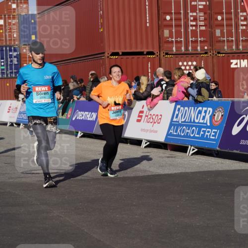 03.10.2025 - Köhlbrandbrückenlauf Michael Burmester http://msf.ph/oto/9010858 03.10.2025 10:11:46 Ziel 1108, 1206, 1233, 1350, 1418, 1501, 1512, 1675, 2061, 2387, 2730, 3208, 3394, 3711, 3838 meine-sportfotos.de