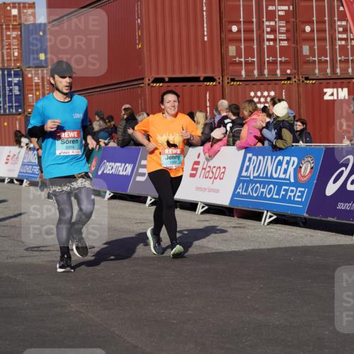 03.10.2025 - Köhlbrandbrückenlauf Michael Burmester http://msf.ph/oto/9010868 03.10.2025 10:11:46 Ziel 1108, 1206, 1233, 1350, 1418, 1501, 1512, 1675, 2061, 2387, 2730, 3208, 3394, 3711, 3838 meine-sportfotos.de