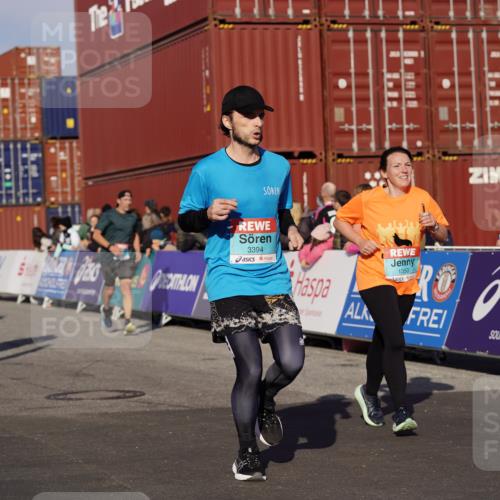 03.10.2025 - Köhlbrandbrückenlauf Michael Burmester http://msf.ph/oto/9010875 03.10.2025 10:11:47 Ziel 1108, 1206, 1233, 1350, 1418, 1501, 1512, 1675, 2061, 2387, 2730, 3208, 3394, 3711, 3838 meine-sportfotos.de