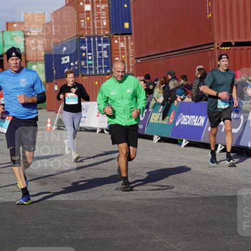 03.10.2025 - Köhlbrandbrückenlauf Michael Burmester http://msf.ph/oto/9010896 03.10.2025 10:11:48 Ziel 1233, 1350, 1418, 1465, 1501, 1512, 1675, 2061, 2387, 2730, 3208, 3394, 3711, 3838 meine-sportfotos.de