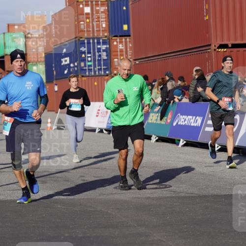 03.10.2025 - Köhlbrandbrückenlauf Michael Burmester http://msf.ph/oto/9010905 03.10.2025 10:11:48 Ziel 1233, 1350, 1418, 1465, 1501, 1512, 1675, 2061, 2387, 2730, 3208, 3394, 3711, 3838 meine-sportfotos.de