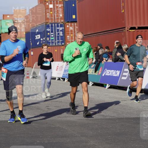 03.10.2025 - Köhlbrandbrückenlauf Michael Burmester http://msf.ph/oto/9010915 03.10.2025 10:11:48 Ziel 1233, 1350, 1418, 1465, 1501, 1512, 1675, 2061, 2387, 2730, 3208, 3394, 3711, 3838 meine-sportfotos.de