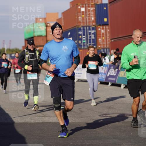 03.10.2025 - Köhlbrandbrückenlauf Michael Burmester http://msf.ph/oto/9010927 03.10.2025 10:11:49 Ziel 1038, 1350, 1418, 1465, 1501, 1512, 1675, 2061, 2077, 2730, 3394, 3711, 3838 meine-sportfotos.de