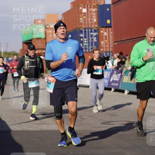 03.10.2025 - Köhlbrandbrückenlauf Michael Burmester http://msf.ph/oto/9010936 03.10.2025 10:11:49 Ziel 1038, 1350, 1418, 1465, 1501, 1512, 1675, 2061, 2077, 2730, 3394, 3711, 3838 meine-sportfotos.de