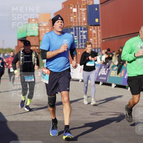 03.10.2025 - Köhlbrandbrückenlauf Michael Burmester http://msf.ph/oto/9010948 03.10.2025 10:11:49 Ziel 1038, 1350, 1418, 1465, 1501, 1512, 1675, 2061, 2077, 2730, 3394, 3711, 3838 meine-sportfotos.de
