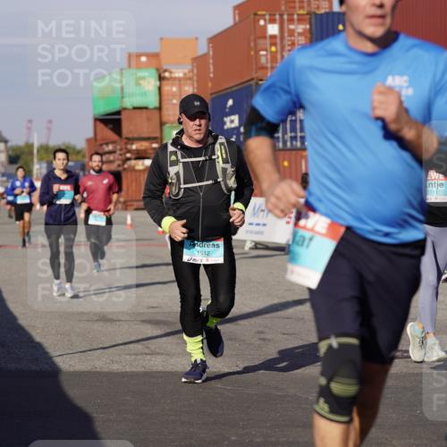 03.10.2025 - Köhlbrandbrückenlauf Michael Burmester http://msf.ph/oto/9010956 03.10.2025 10:11:50 Ziel 1038, 1350, 1418, 1465, 1501, 1512, 1675, 2077, 2730, 3394, 3711, 3838 meine-sportfotos.de