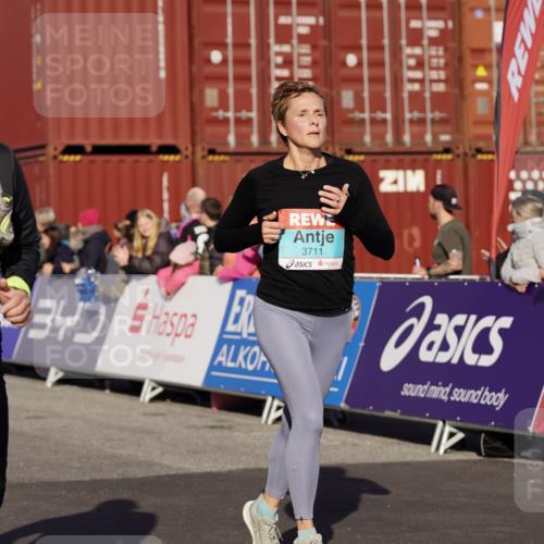 03.10.2025 - Köhlbrandbrückenlauf Michael Burmester http://msf.ph/oto/9010965 03.10.2025 10:11:51 Ziel 1038, 1350, 1465, 1501, 1512, 1952, 2077, 2730, 2921, 3394, 3711, 3838 meine-sportfotos.de