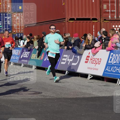 03.10.2025 - Köhlbrandbrückenlauf Michael Burmester http://msf.ph/oto/9010979 03.10.2025 10:11:53 Ziel 1038, 1417, 1465, 1501, 1512, 1915, 1952, 2077, 2921, 3394, 3711, 3838 meine-sportfotos.de