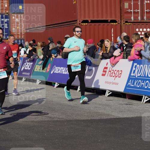 03.10.2025 - Köhlbrandbrückenlauf Michael Burmester http://msf.ph/oto/9011005 03.10.2025 10:11:53 Ziel 1038, 1417, 1465, 1501, 1512, 1915, 1952, 2077, 2921, 3394, 3711, 3838 meine-sportfotos.de