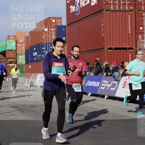 03.10.2025 - Köhlbrandbrückenlauf Michael Burmester http://msf.ph/oto/9011016 03.10.2025 10:11:54 Ziel 1038, 1417, 1465, 1501, 1512, 1915, 1952, 2077, 2921, 3711, 3838 meine-sportfotos.de