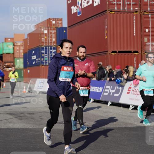 03.10.2025 - Köhlbrandbrückenlauf Michael Burmester http://msf.ph/oto/9011024 03.10.2025 10:11:54 Ziel 1038, 1417, 1465, 1501, 1512, 1915, 1952, 2077, 2921, 3711, 3838 meine-sportfotos.de