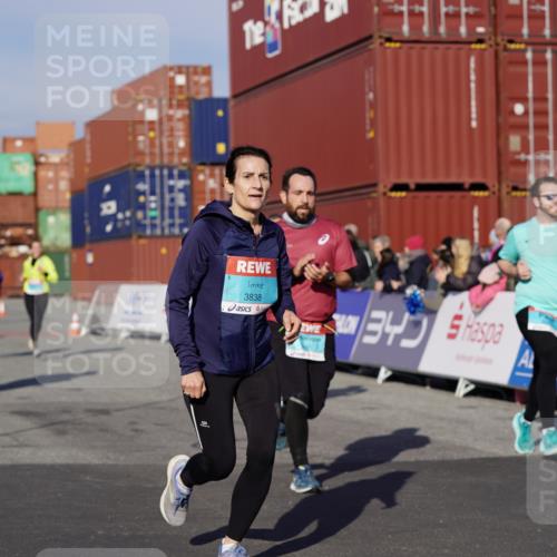 03.10.2025 - Köhlbrandbrückenlauf Michael Burmester http://msf.ph/oto/9011032 03.10.2025 10:11:54 Ziel 1038, 1417, 1465, 1501, 1512, 1915, 1952, 2077, 2921, 3711, 3838 meine-sportfotos.de