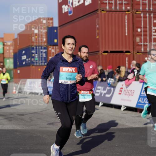 03.10.2025 - Köhlbrandbrückenlauf Michael Burmester http://msf.ph/oto/9011043 03.10.2025 10:11:55 Ziel 1038, 1417, 1458, 1465, 1501, 1512, 1534, 1915, 1952, 2077, 2921, 3711, 3838 meine-sportfotos.de